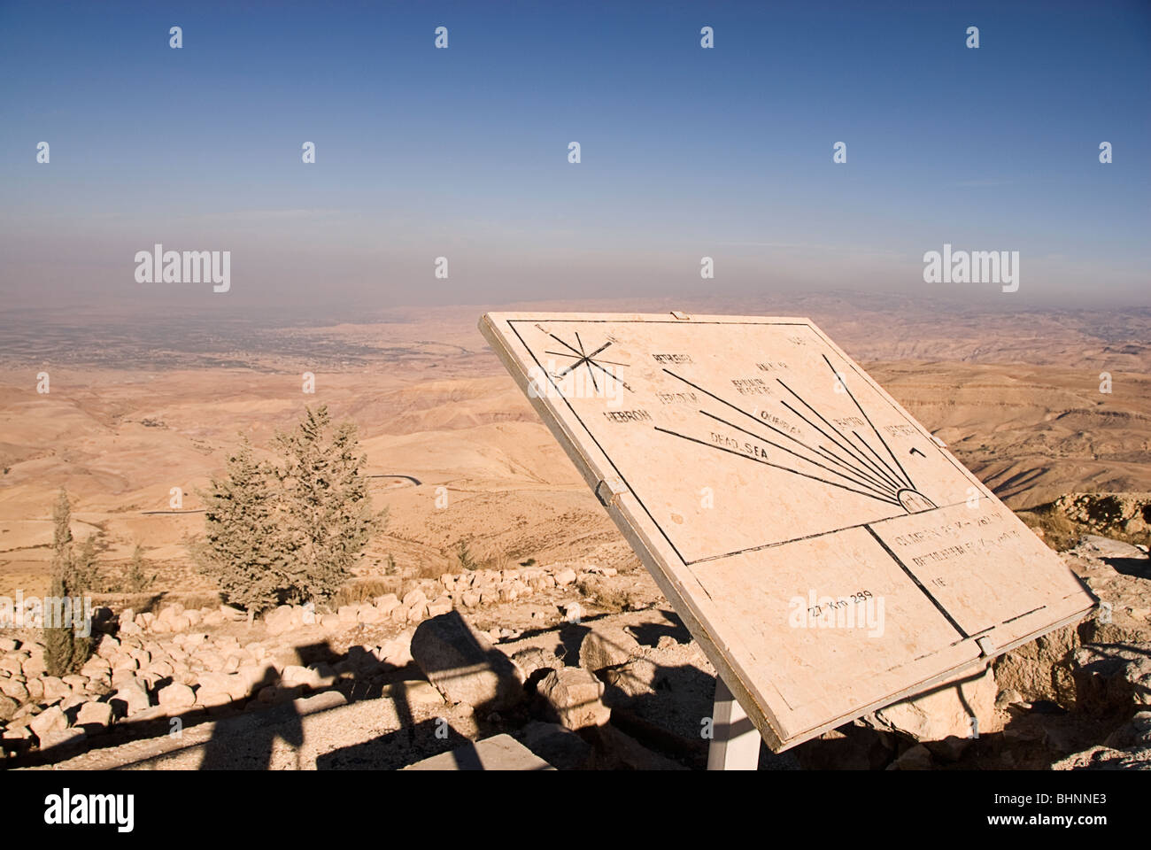 Panneau pointant vers la terre promise au mont Nebo, Jordanie, Asie. Banque D'Images