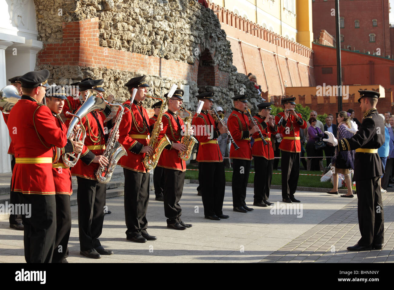 Wind band militaire dans jardin d'Alexandre contre les murs du Kremlin, Moscou, Russie Banque D'Images