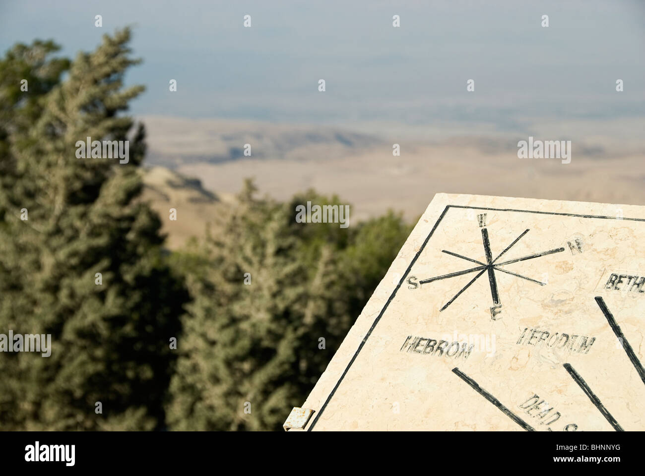 Panneau pointant vers la terre promise au mont Nebo, Jordanie, Asie. Banque D'Images