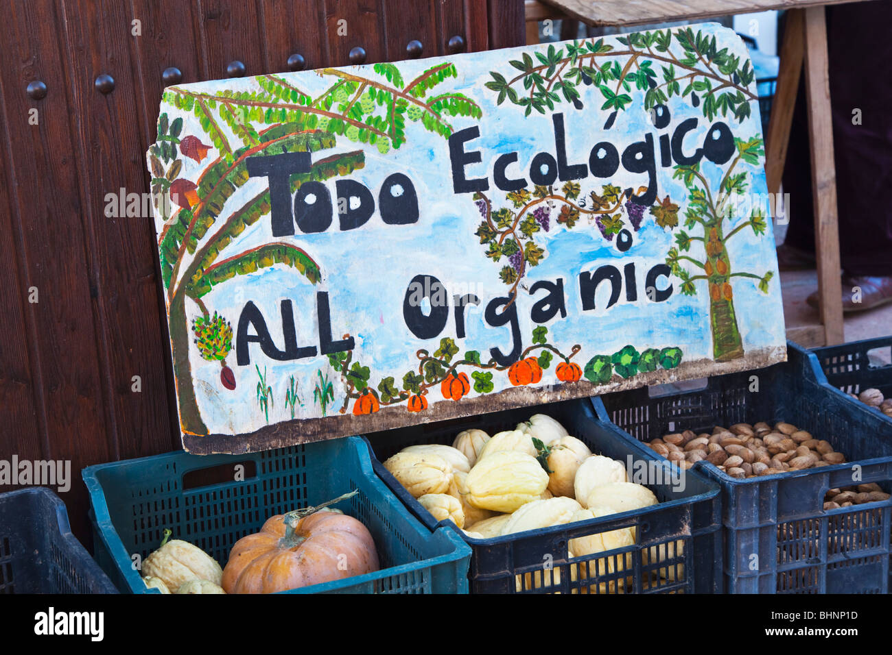 L'espagnol et l'anglais signe derrière des boîtes de légumes frais au marché en Espagne en disant toutes les matières organiques, Todo Ecologico. Banque D'Images