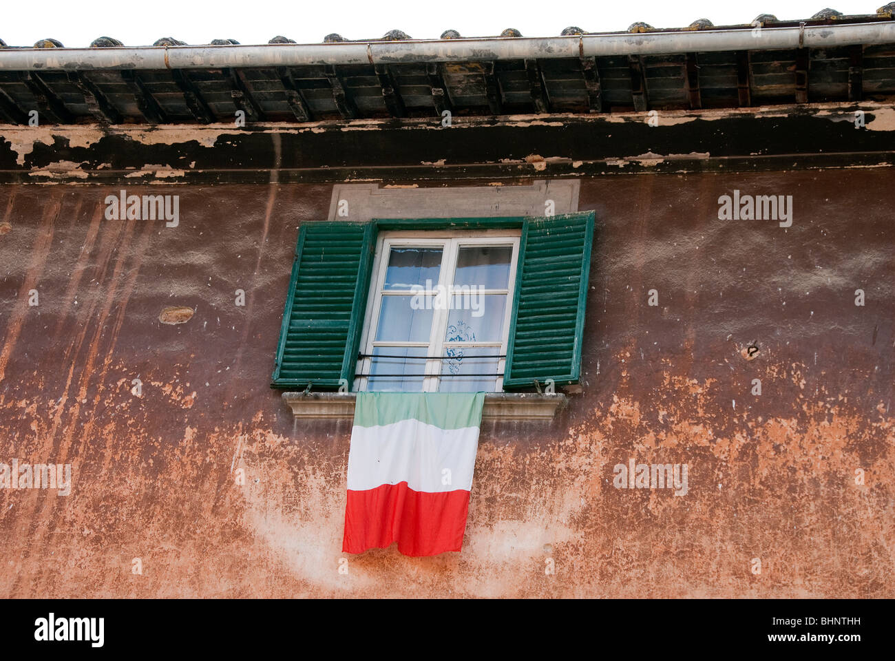 Fenêtre avec drapeau italien toscan Banque D'Images