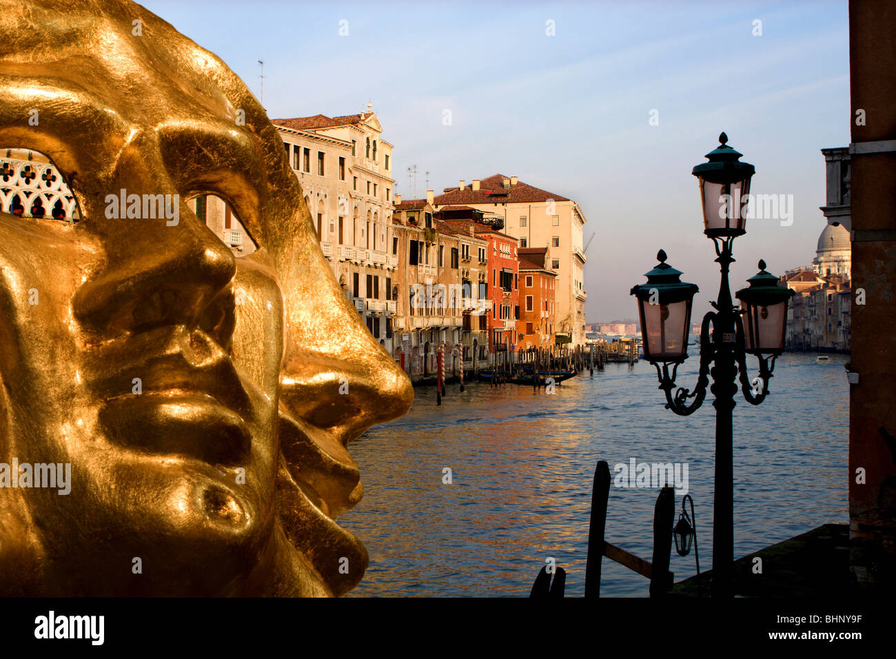 - Masque d'or de Venise et le grand canal par le coucher du soleil Banque D'Images