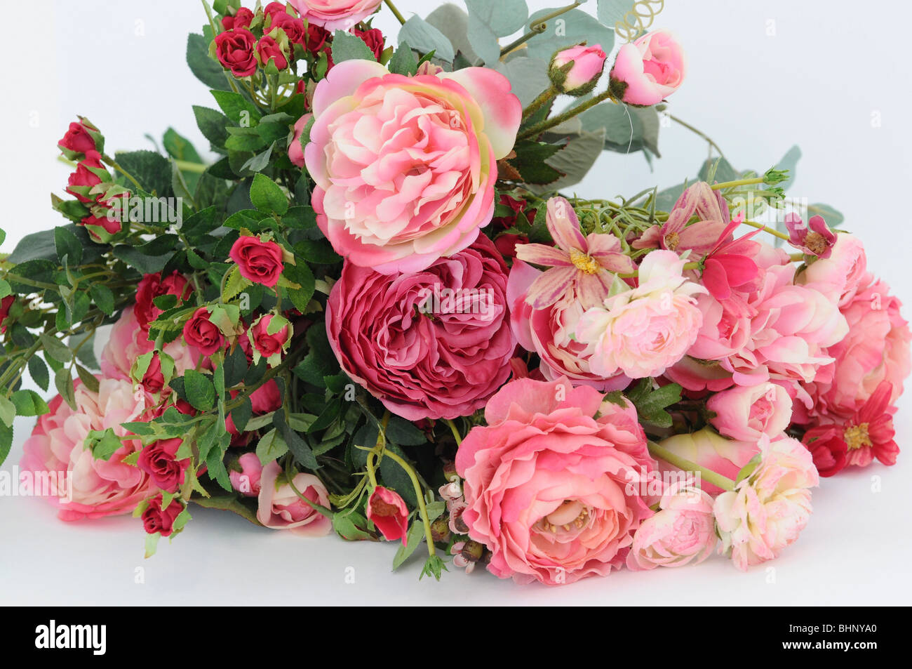 Bouquet de fleurs rose en soie sur fond blanc Banque D'Images