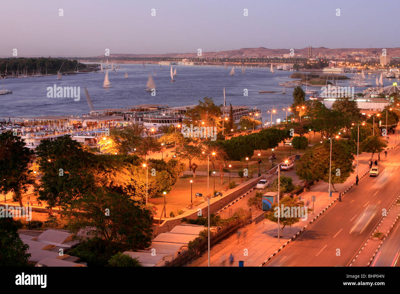 Vue panoramique nocturne de la Corniche à Assouan, Egypte Banque D'Images