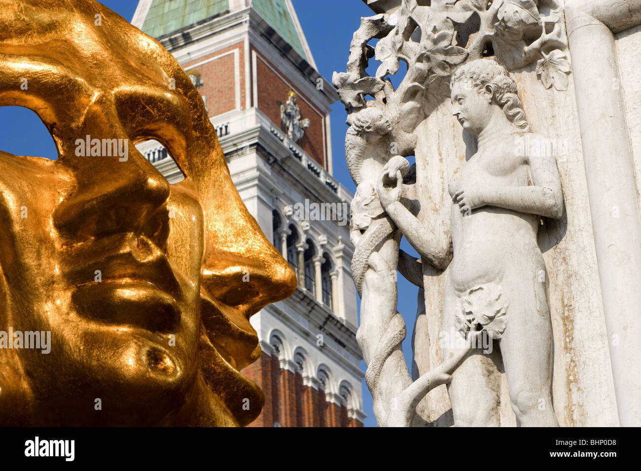 Venise - le masque et le détail du palais des Doges avec l'Adam et le clocher, Banque D'Images