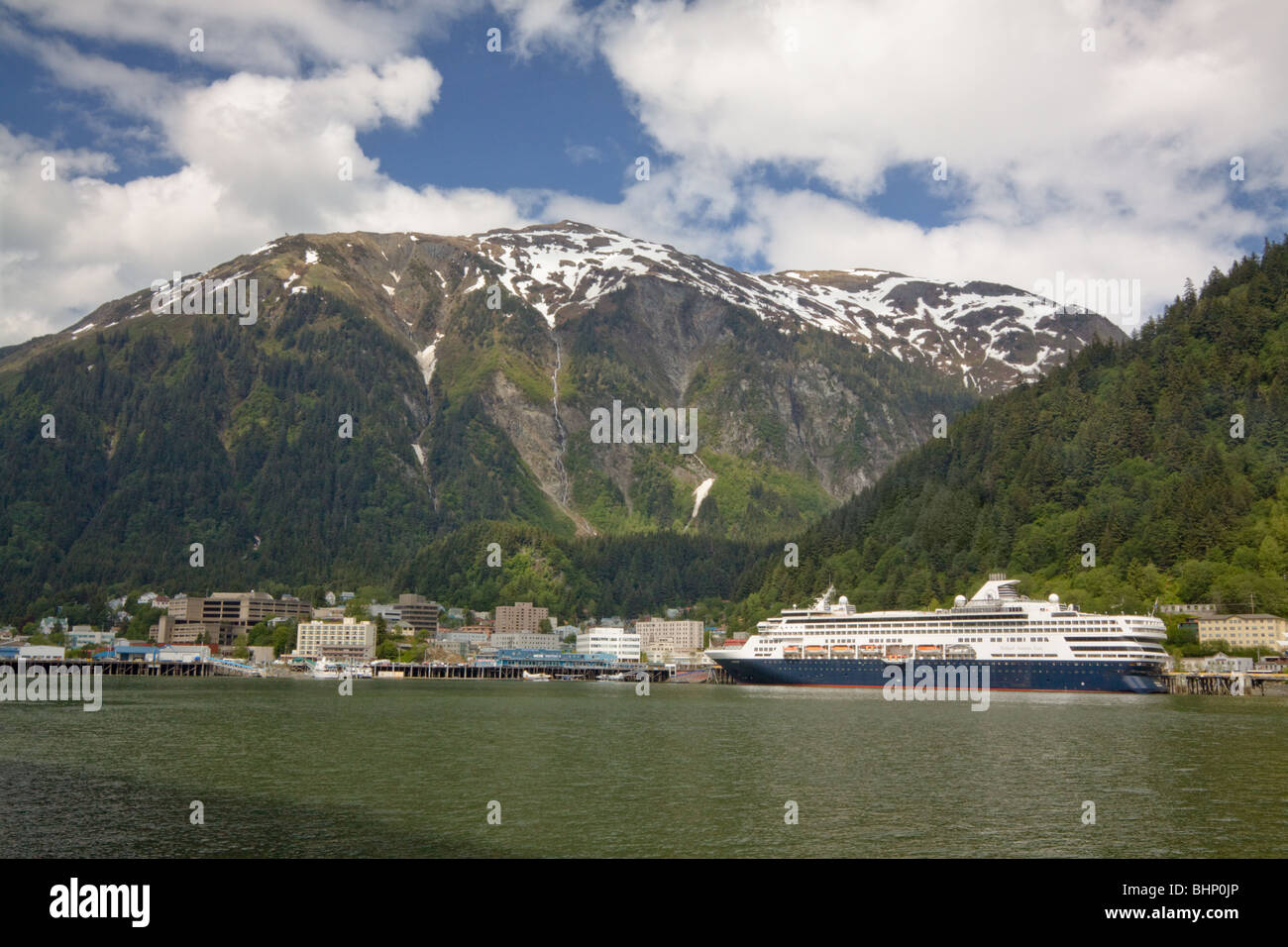 Bateau de croisière amarré dans Juneau avec les montagnes derrière, Alaska, USA Banque D'Images