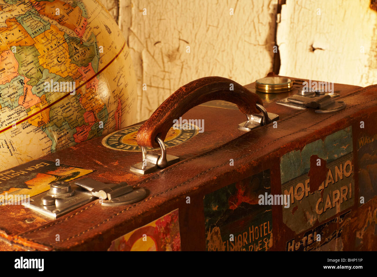 Ancienne valise antique marqué à côté de world globe Banque D'Images