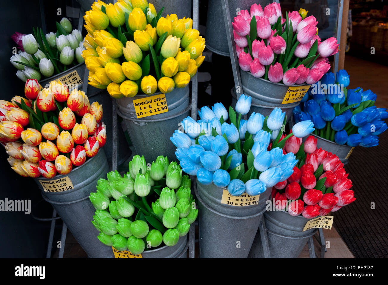 De nombreux détails en plastique coloré fleurs tulipes dans une boutique touristique à Amsterdam Pays-Bas Banque D'Images