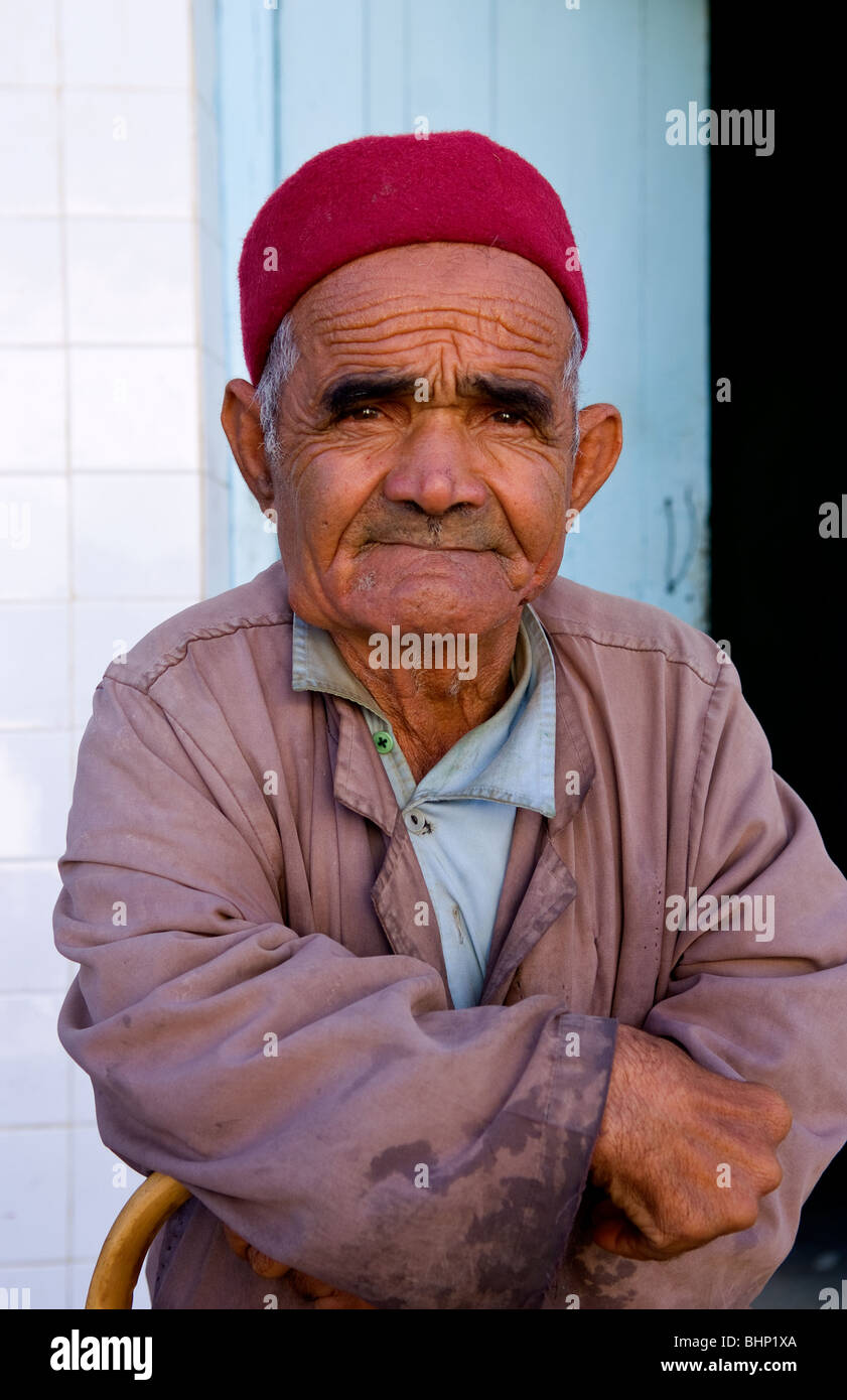 En Tunisie fondèrent Testour musulman de l'Afrique portrait d'homme en costume national midget Banque D'Images