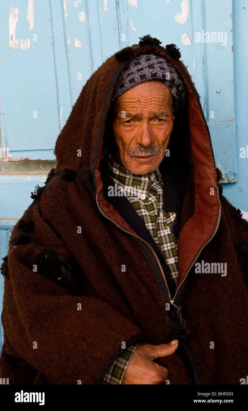 En Tunisie fondèrent Testour portrait de l'Afrique de l'ancien musulman, homme en costume national Banque D'Images