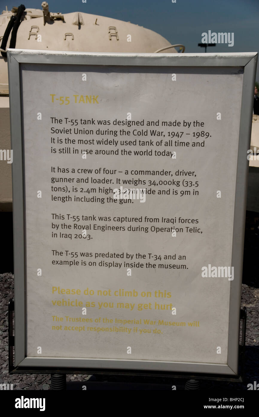 T55 tank soviétique en face de l'Imperial War Museum North à Trafford Park, Manchester Banque D'Images