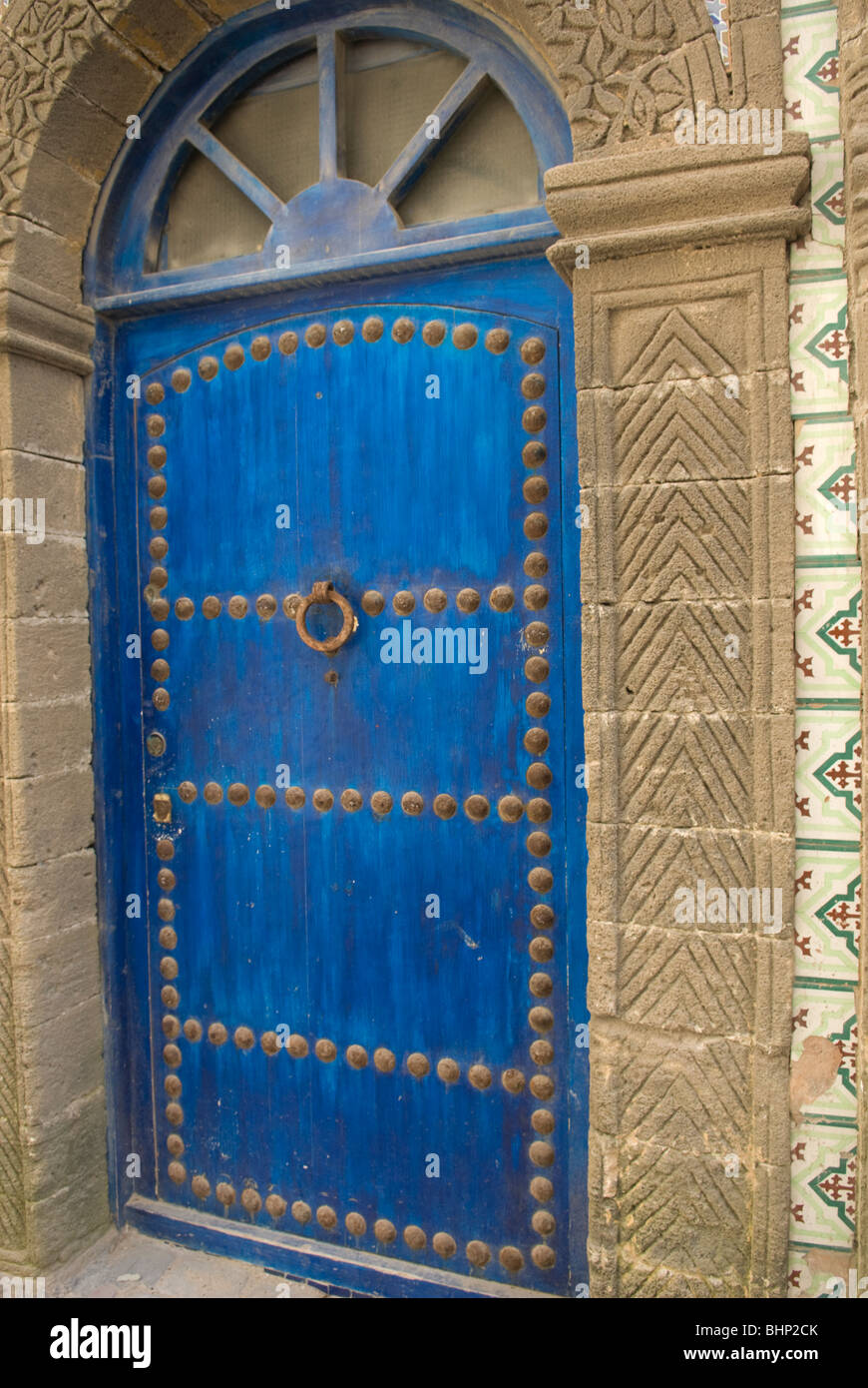 Porte bleue dans la médina, Marrakech, Maroc. Banque D'Images