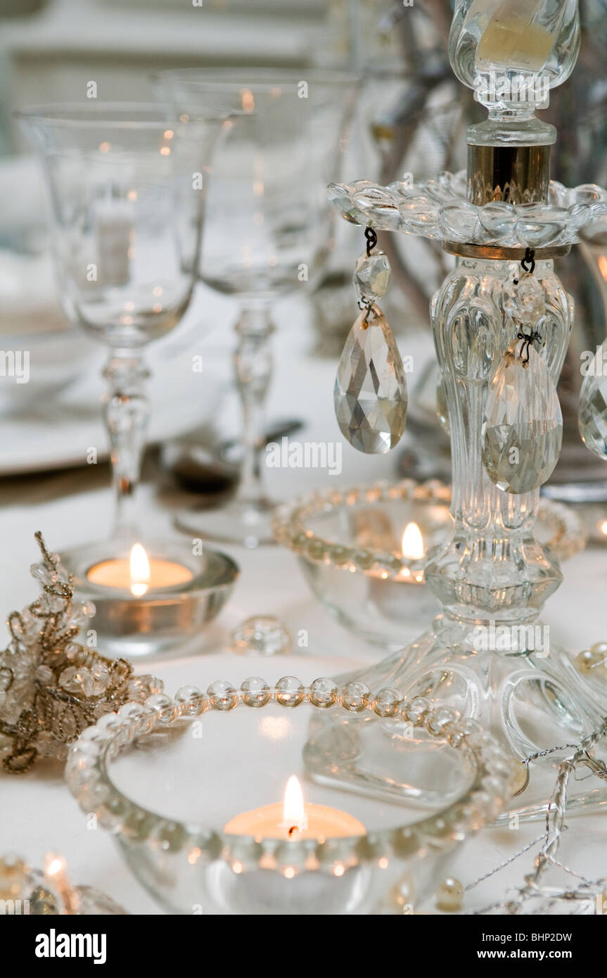 Jewelled chandeliers en verre et verrerie sur la table d'examen Banque D'Images