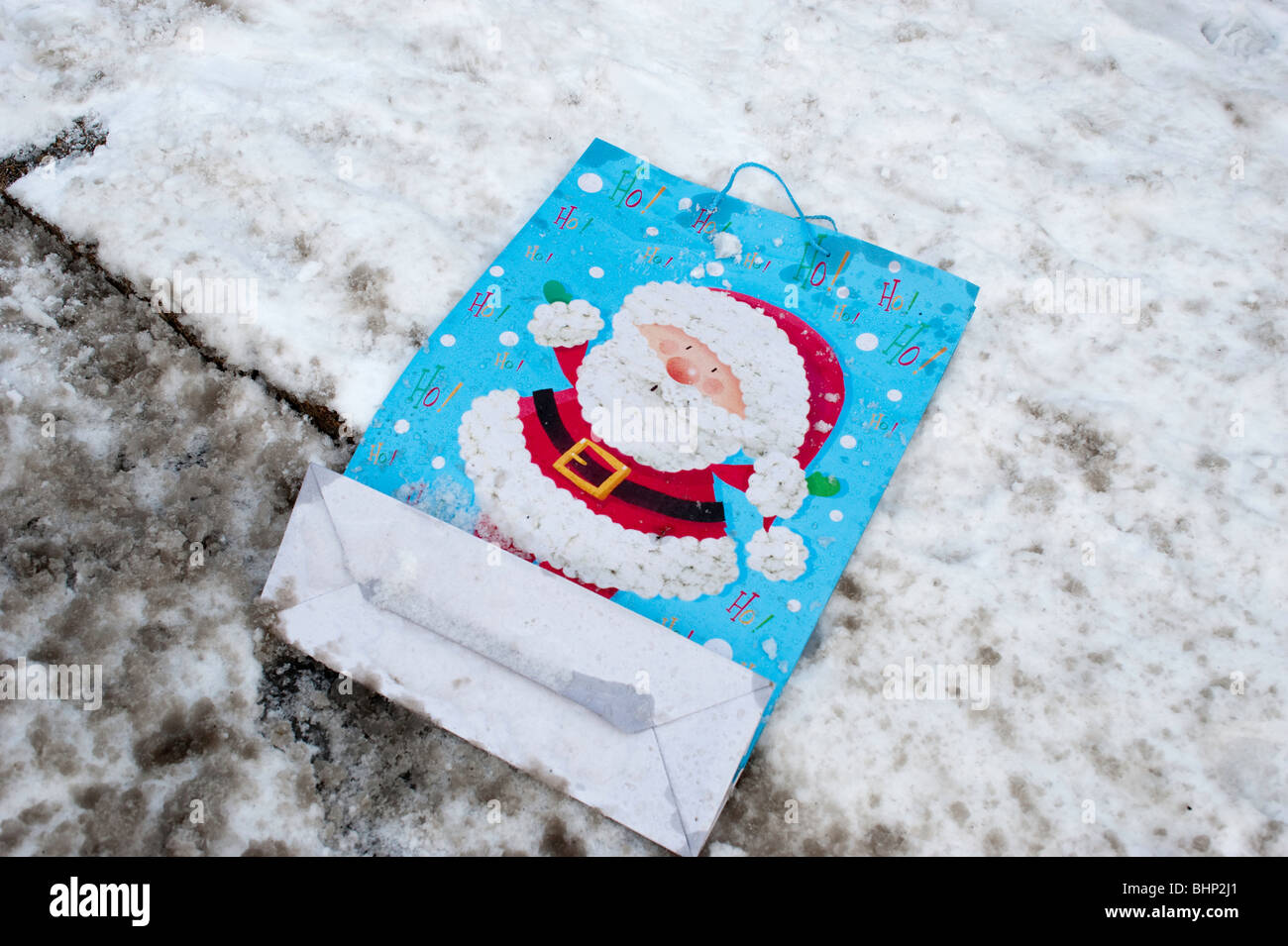 A Christmas Santa Sack, jetées et couché dans la neige. Banque D'Images