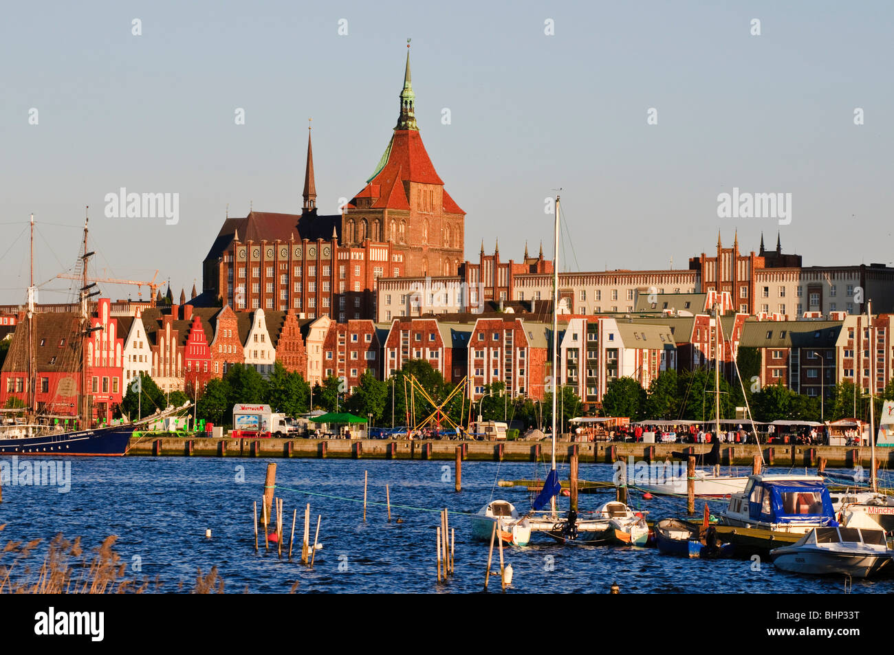 Vieille ville et de la rivière Warnow, Rostock, Mecklenburg-Vorpommern Allemagne Banque D'Images