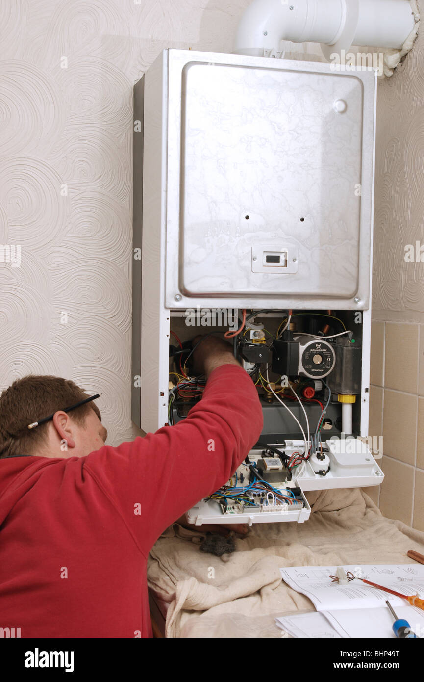Ingénieur gaz plombier / installation d'une chaudière à condensation avec une puissance nominale d'émissions en moins pour l'environnement Banque D'Images