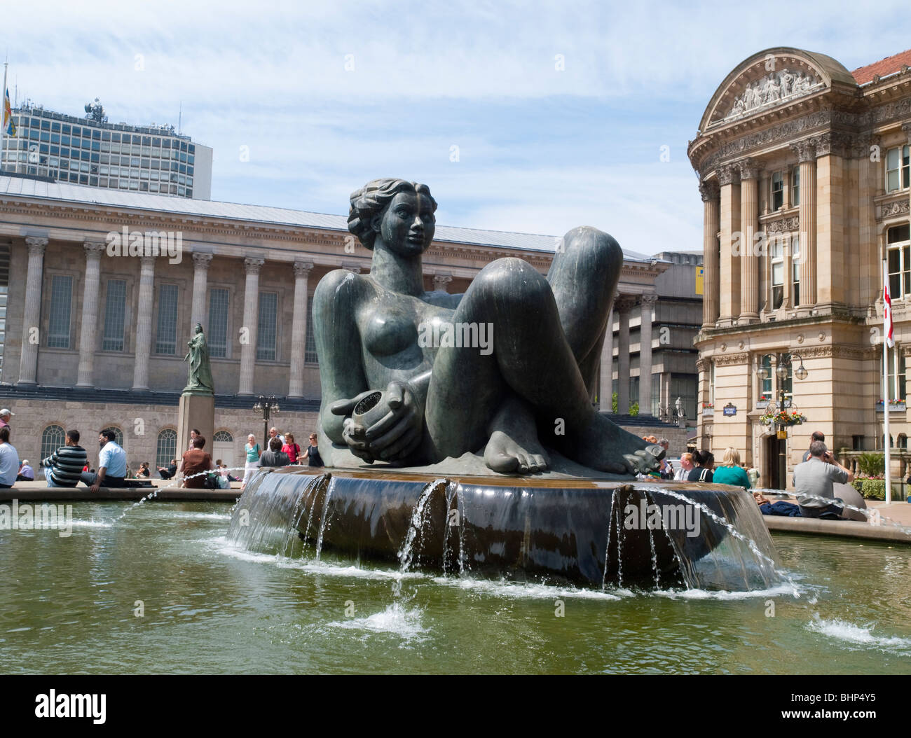 La statue dans la fontaine à Victoria Square, le centre-ville de Birmingham, West Midlands UK Banque D'Images