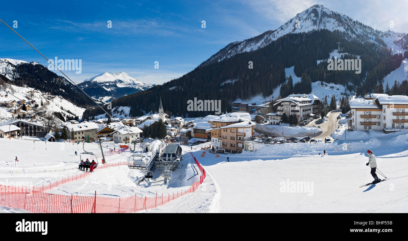 Vue panoramique sur la station de Arabba, depuis les pistes de ski de Sella Ronda, Alta Badia, Dolomites, Italie Banque D'Images