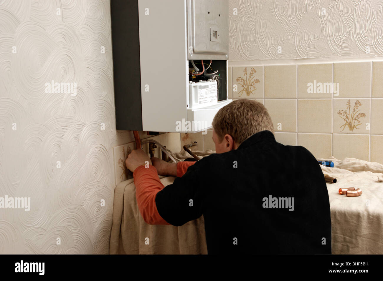Ingénieur gaz plombier / installation d'une chaudière à condensation avec une puissance nominale d'émissions en moins pour l'environnement Banque D'Images