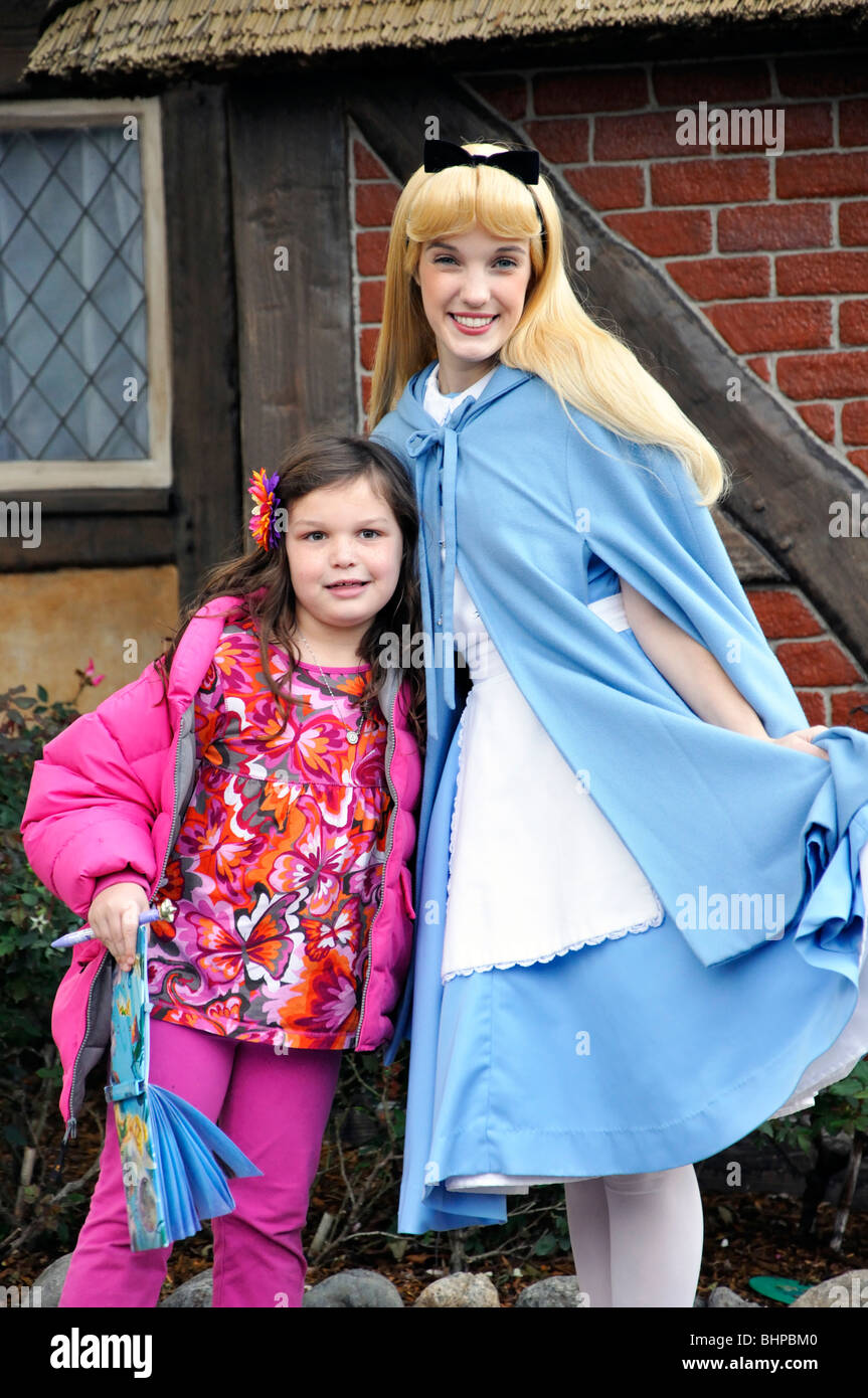 Alice au Pays des Merveilles personnage costumé avec le visiteur jeune  fille pour photos, Disneyworld, Orlando, Floride, USA Photo Stock - Alamy