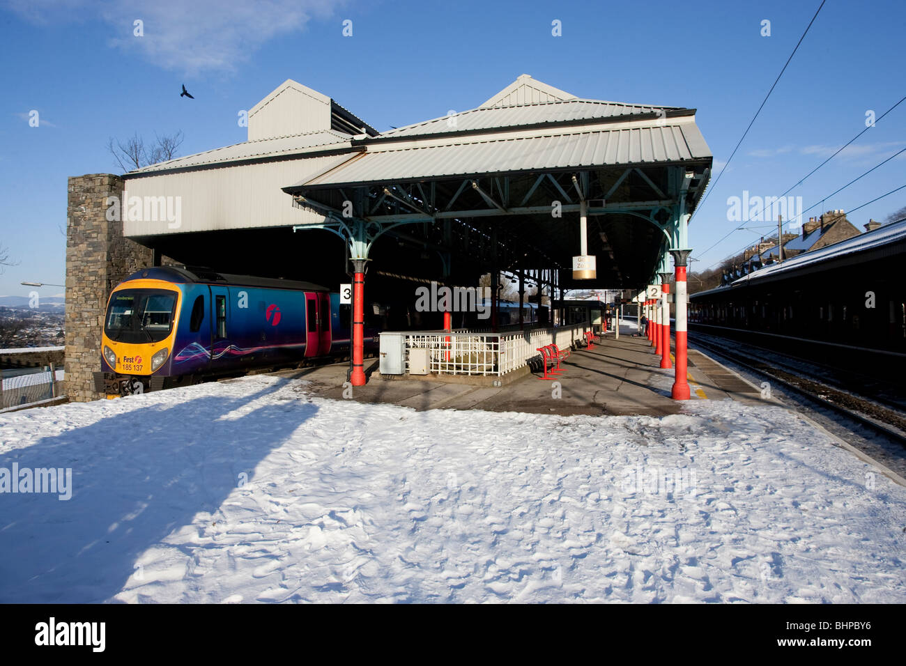 Oxenholme Lake District gare dans la neige de l'hiver le train pour Windermere Banque D'Images