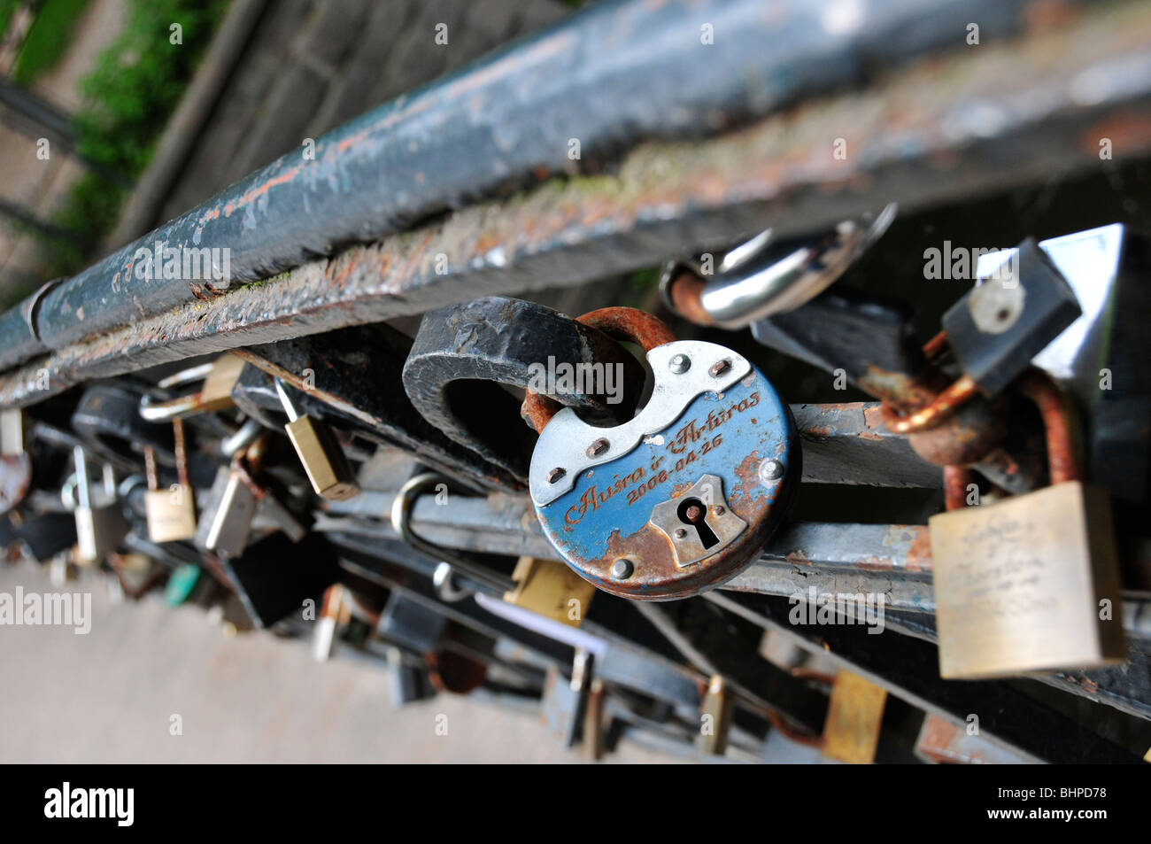 Cadenas sur le pont pour célébrer le mariage d'Uzupis, Vilnius, Lituanie Banque D'Images