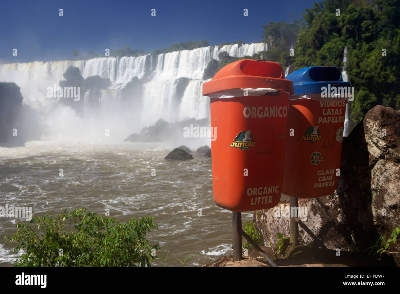 Bacs de recyclage parc national de l'Iguazu, Argentine, Amérique du Sud Banque D'Images