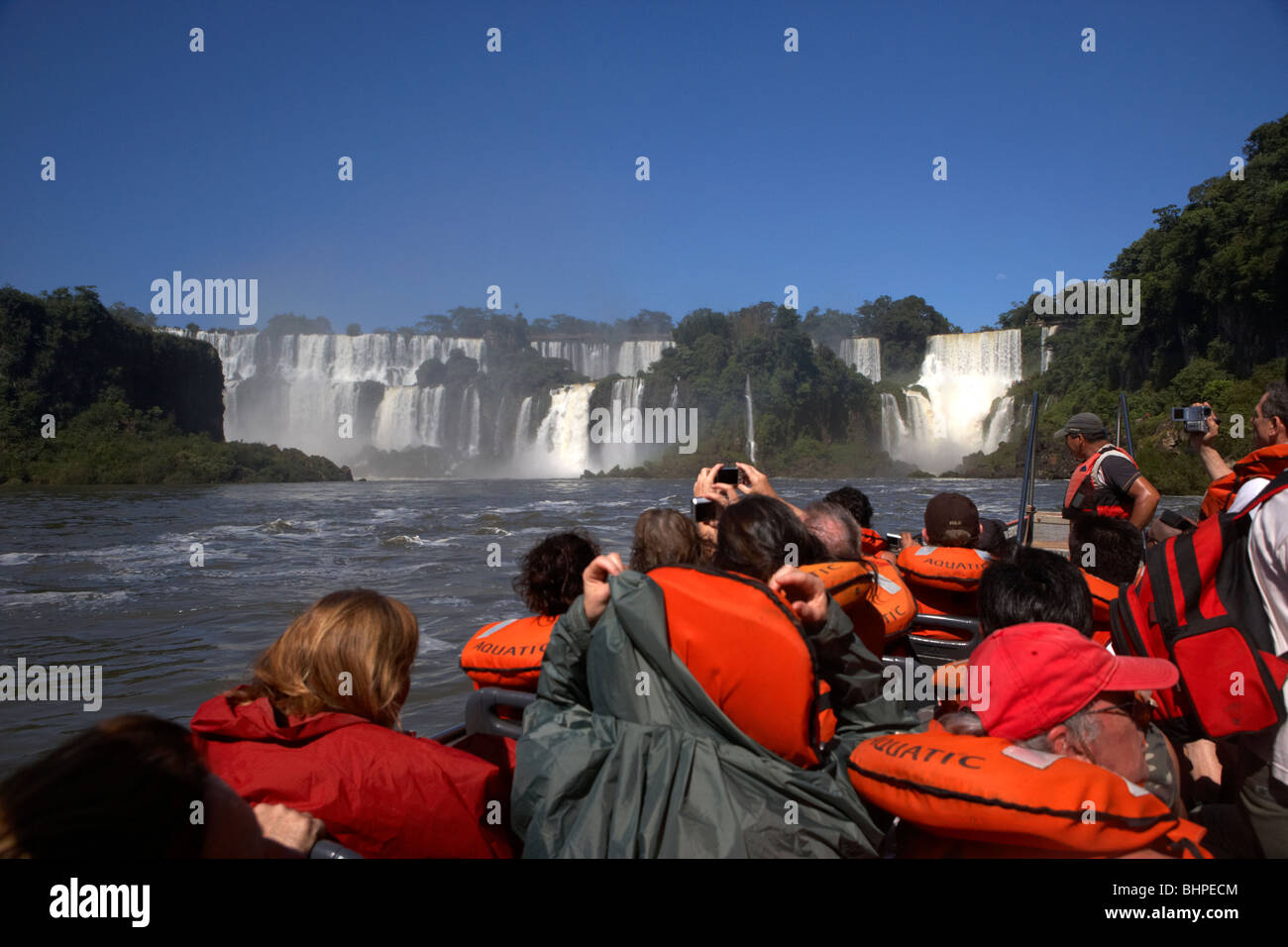 Avec cascades groupe de touristes dans un bateau d'excursion parc national de l'Iguazu, Argentine, Amérique du Sud Banque D'Images