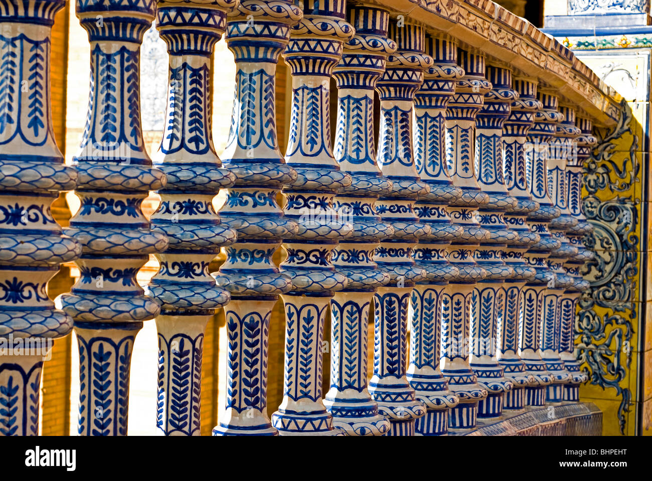 Balustrade en céramique émaillée; Plaza d'España; Parque de María Luisa, Séville, Andalousie, Espagne Banque D'Images
