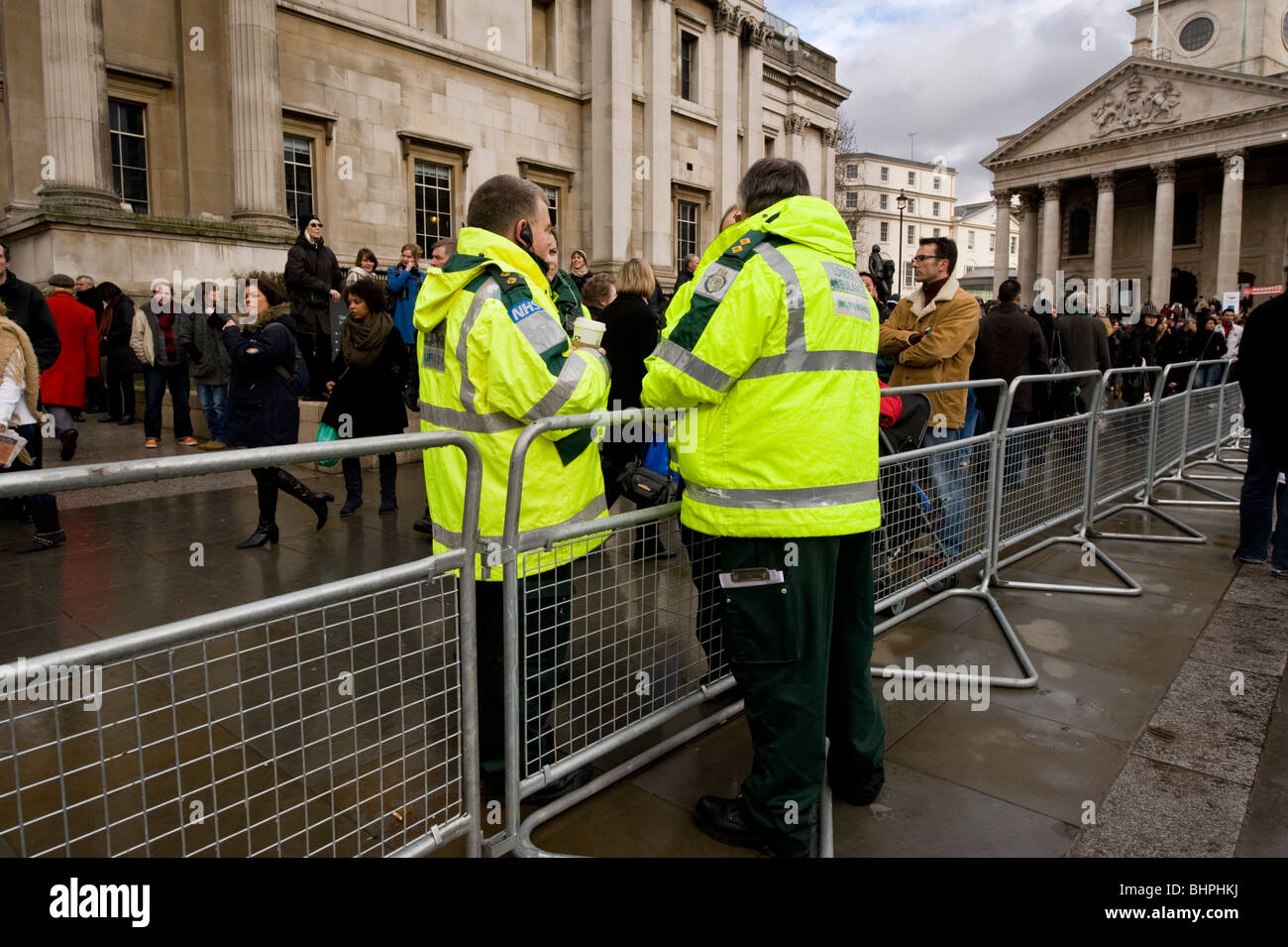 Deux hommes d'ambulanciers paramédicaux dans fluorescent yellow jackets lors des célébrations du Nouvel An chinois à Trafalgar Square London UK Banque D'Images