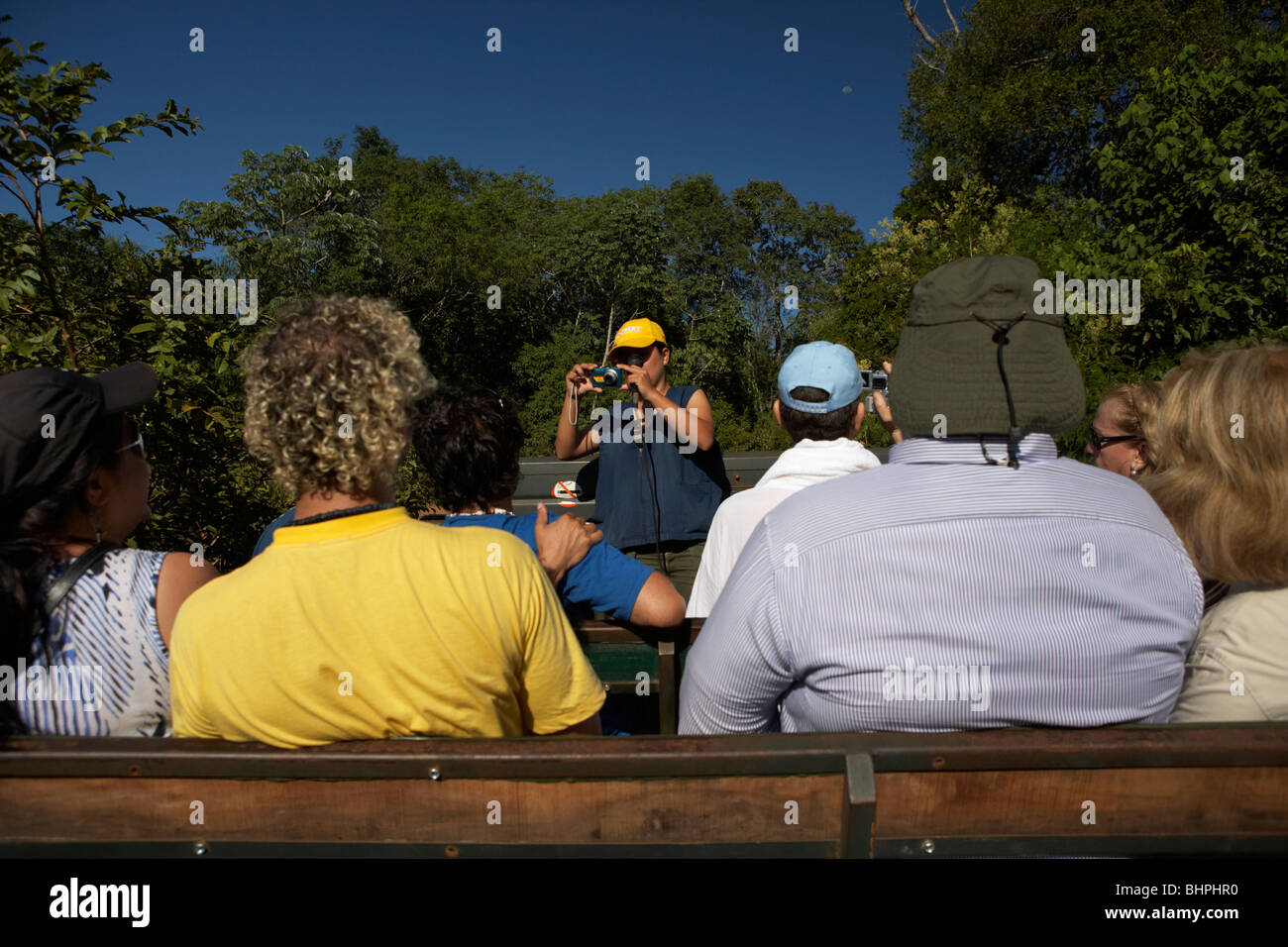 Les touristes et guide touristique sur la grande aventure 4x4 le long du sentier yacaratia dans parc national de l'Iguazu argentine Banque D'Images
