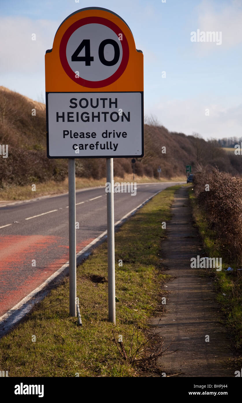 Limite ou un panneau routier conseiller d'une vitesse maximale sur route de 40mph et que le village de South Heighton est en cours d'enregistrement Banque D'Images