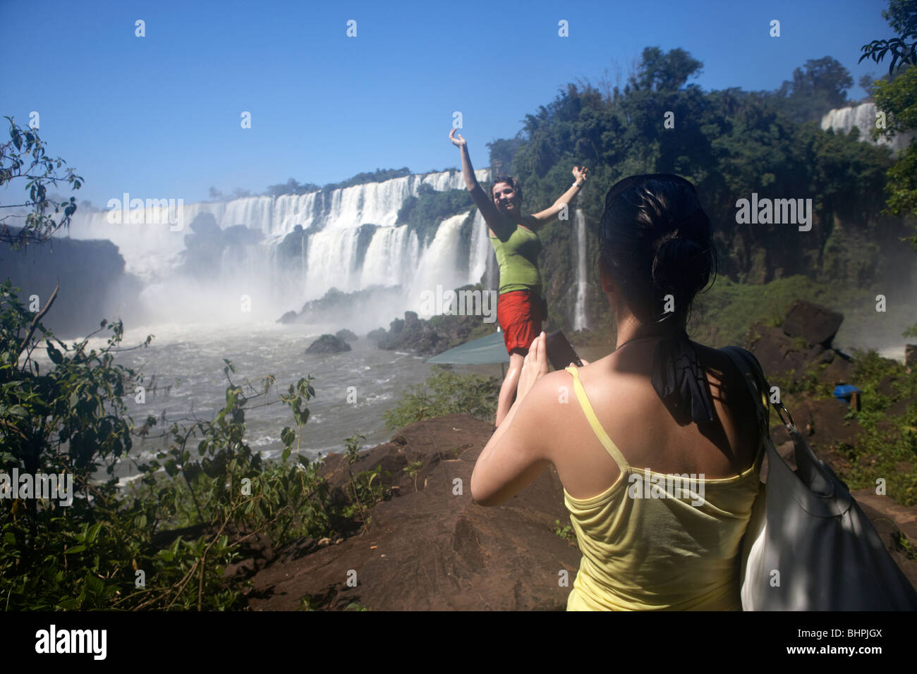 Les femmes qui humide prendre des photos lors d'Iguazu national park, république de l'Argentine, l'Amérique du Sud Banque D'Images