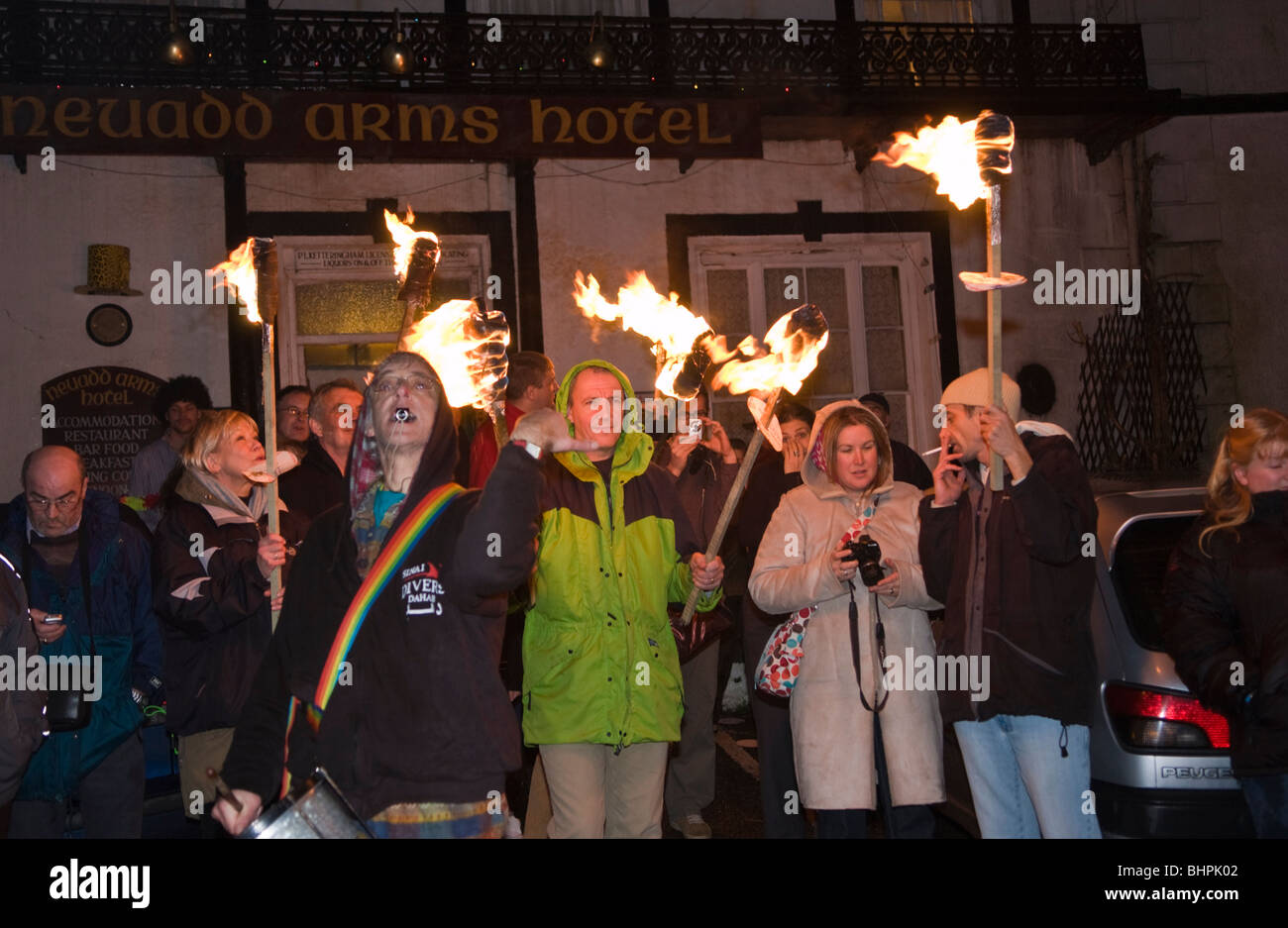 New Years Eve torche lumière procession à travers les rues de Llanwrtyd Wells Powys Pays de Galles UK Banque D'Images