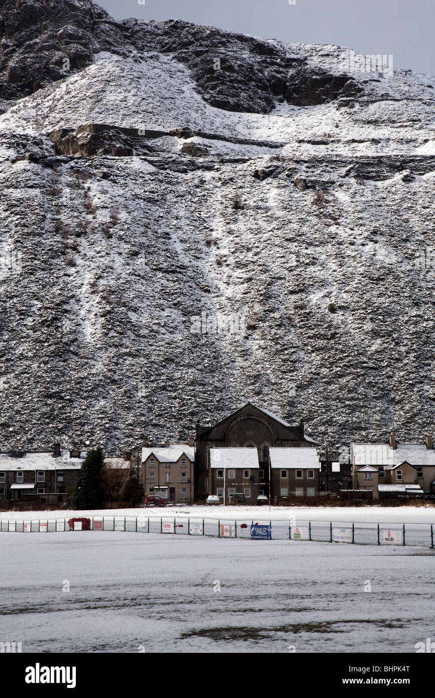 Blaenau Ffestiniog terrain de rugby et de conseils d'ardoise sous la neige en février 2010. Classic Blaenau Ffestiniog scène ! Banque D'Images