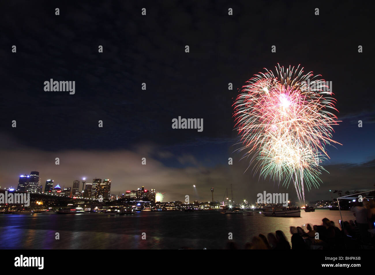 Le port de Sydney d'artifice pendant les célébrations du Nouvel An 2009 - 2010, avec la CDB dans la distance. Banque D'Images