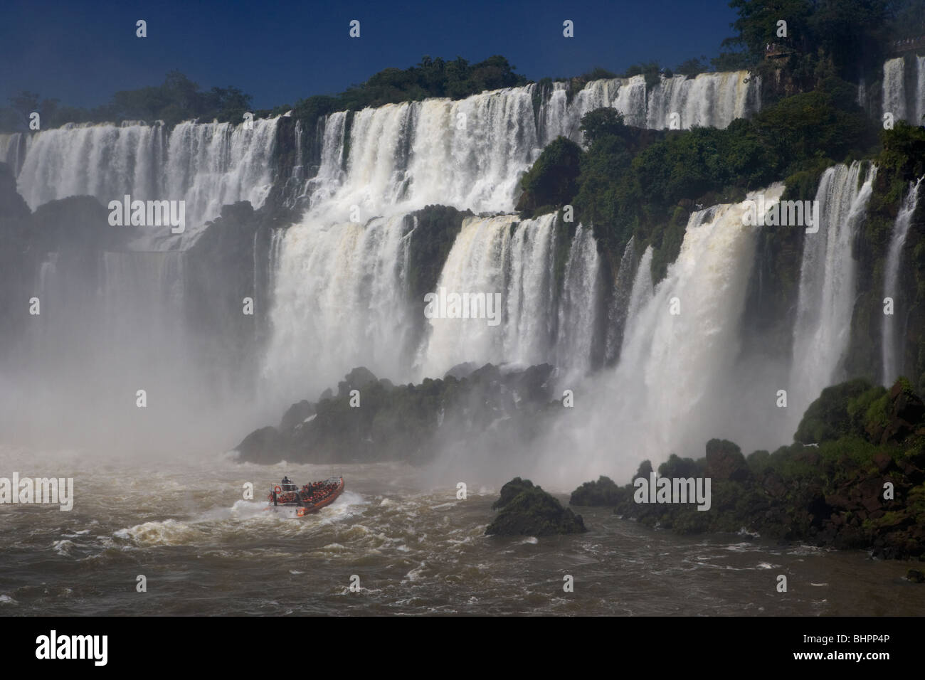 Les touristes en bateau approchant les chutes d'eau à parc national de l'Iguazu, Argentine, Amérique du Sud Banque D'Images