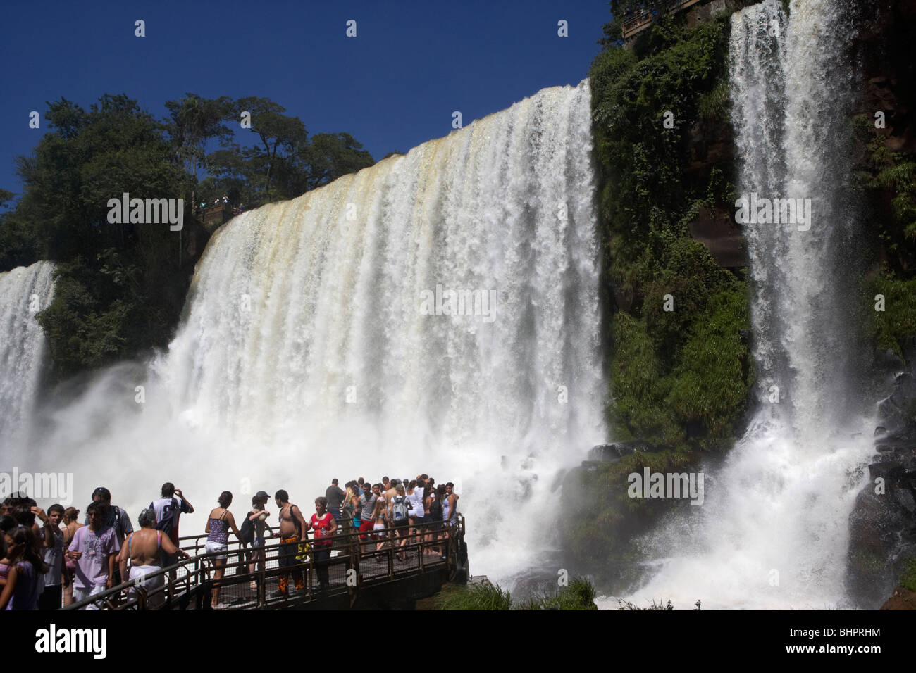 Sous le point de vue des touristes à adan y eva Adam et Ève tombent sur le circuit inférieur à Iguazu national park Banque D'Images