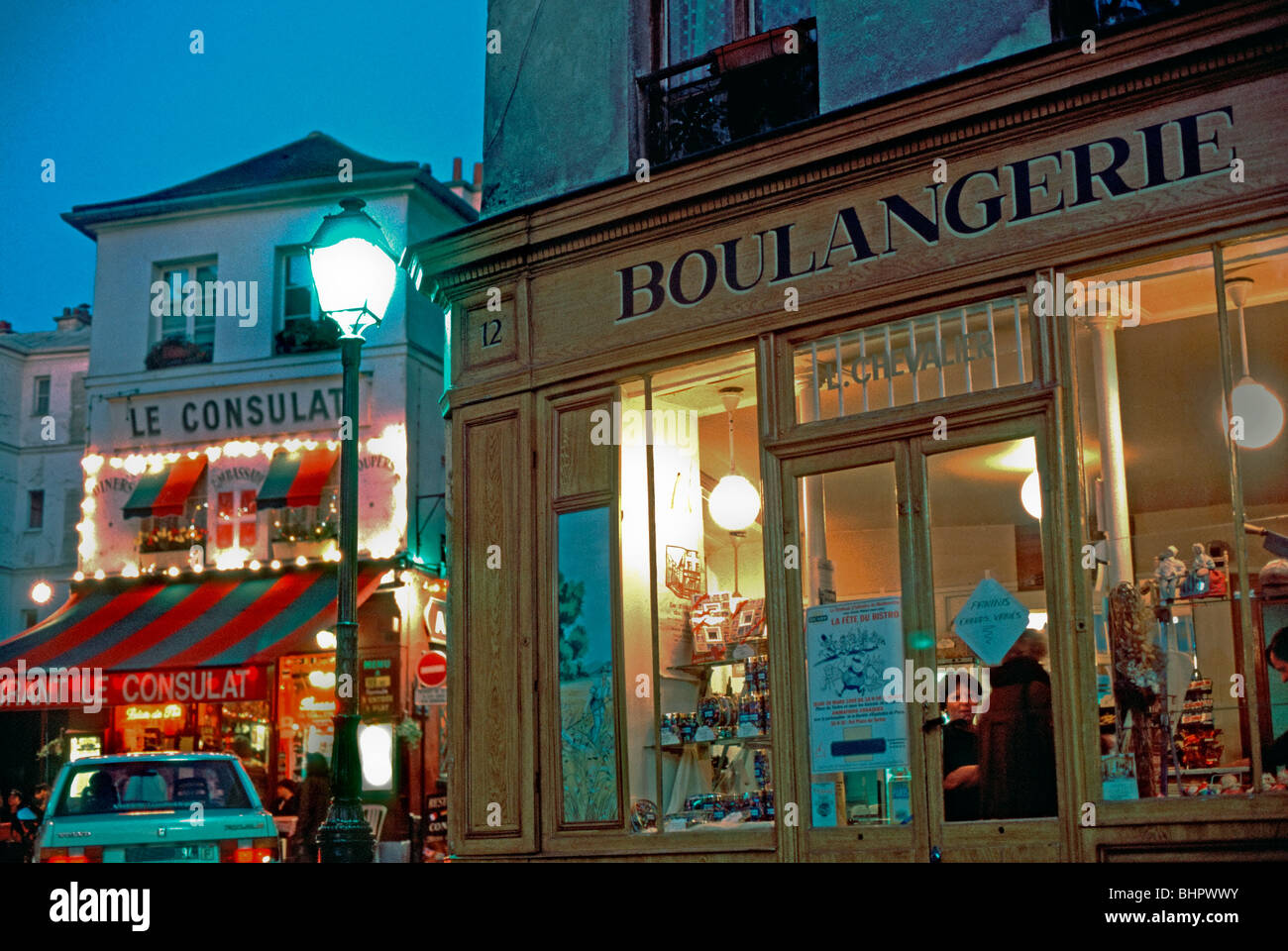 France, Paris, ancienne boulangerie française, boulangerie extérieure, Montmartre, quartier des feux de rue, petites vitrines dans la nuit fenêtre Paris vintage Banque D'Images