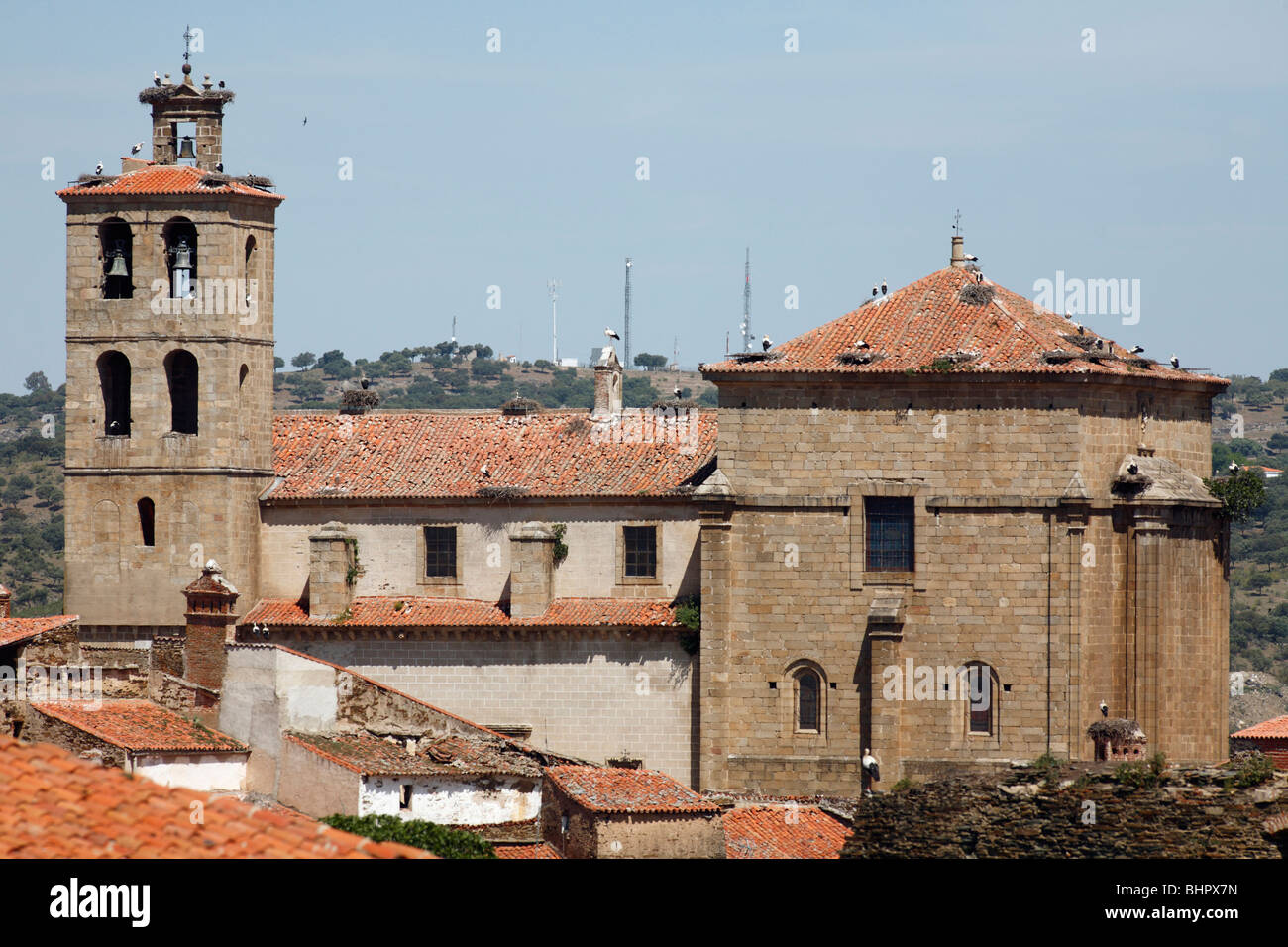 Église avec nid de cigogne blanche sur le toit, Alcantara, Estrémadure, Espagne Banque D'Images