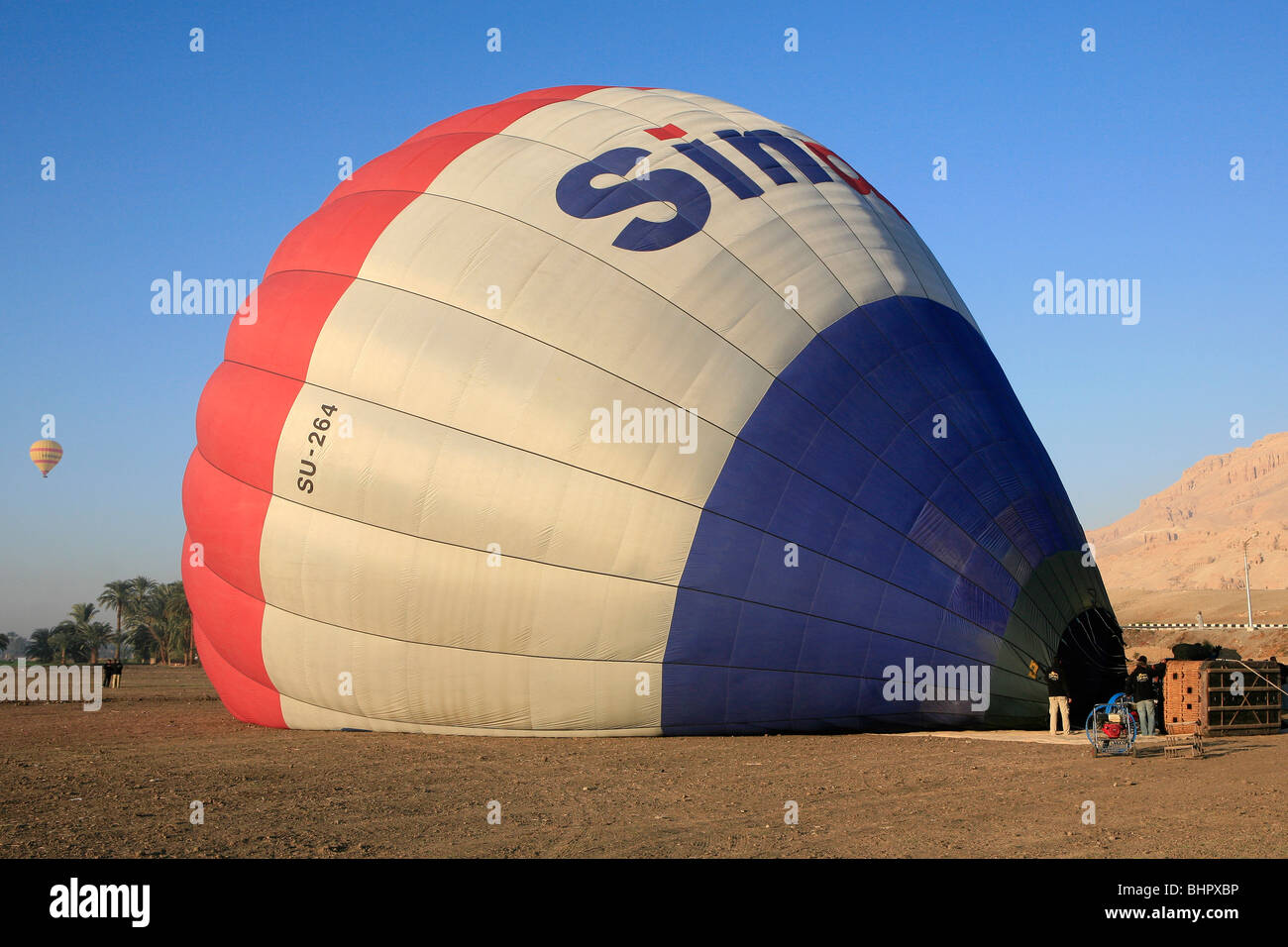 L'inflation d'un ballon à air chaud sur la rive ouest du Nil à Louxor, Egypte Banque D'Images