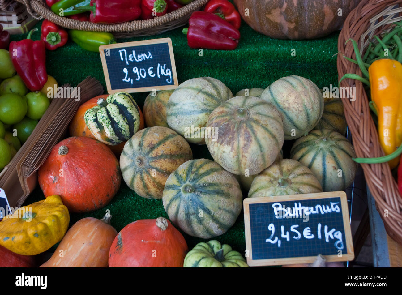 Perpignan, France - Shopping au marché des agriculteurs, détail « nourriture biologique », légumes et fruits à l'affiche, prix des aliments, nourriture saine Banque D'Images