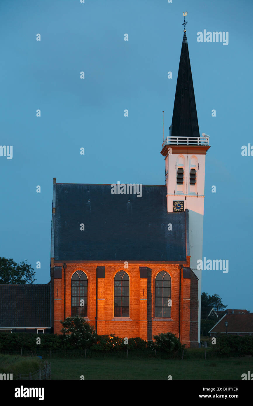 L'église, dans le village de De Hoorn, illuminé la nuit, île de Texel, Hollande Banque D'Images