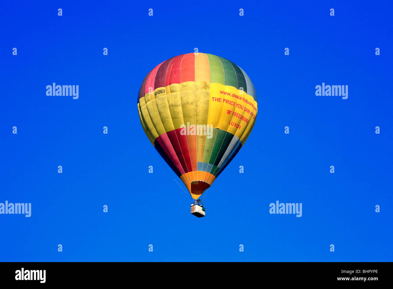 Ballon à air chaud de l'Alaska-ballons voler au-dessus de la rive ouest du Nil, près de Louxor, Egypte Banque D'Images