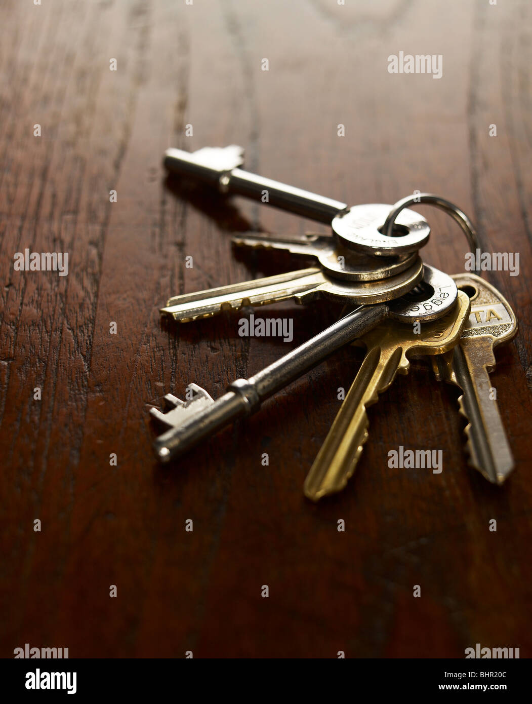 Porte clefs dans un tas sur une table de bois haut-de-chaussée Banque D'Images
