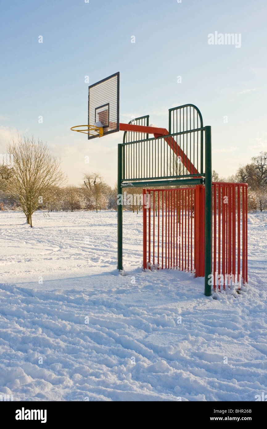 Basket-ball extérieur recouvert de neige Banque D'Images
