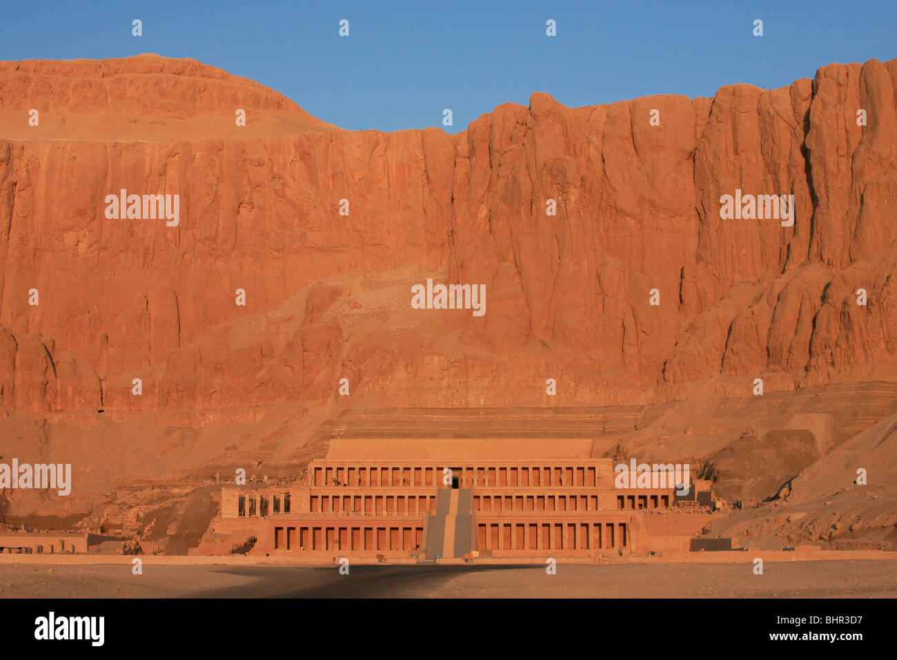 Le temple funéraire de la reine Hatshepsout juste après le lever du soleil à Deir el Bahari, près de Louxor, Egypte Banque D'Images