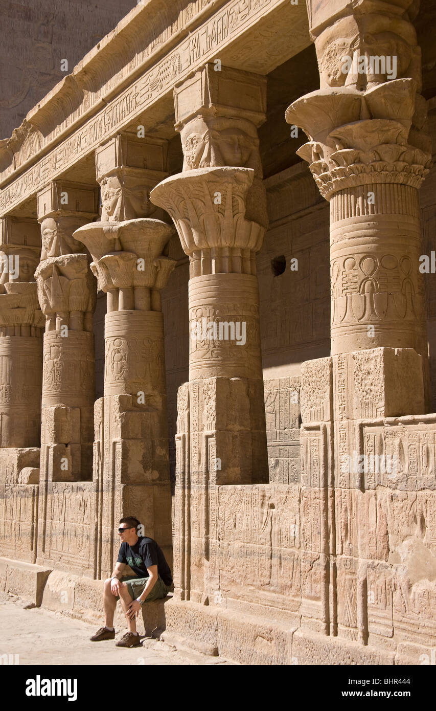 Colonnes dans le temple de Philae ptolémaïque. Banque D'Images