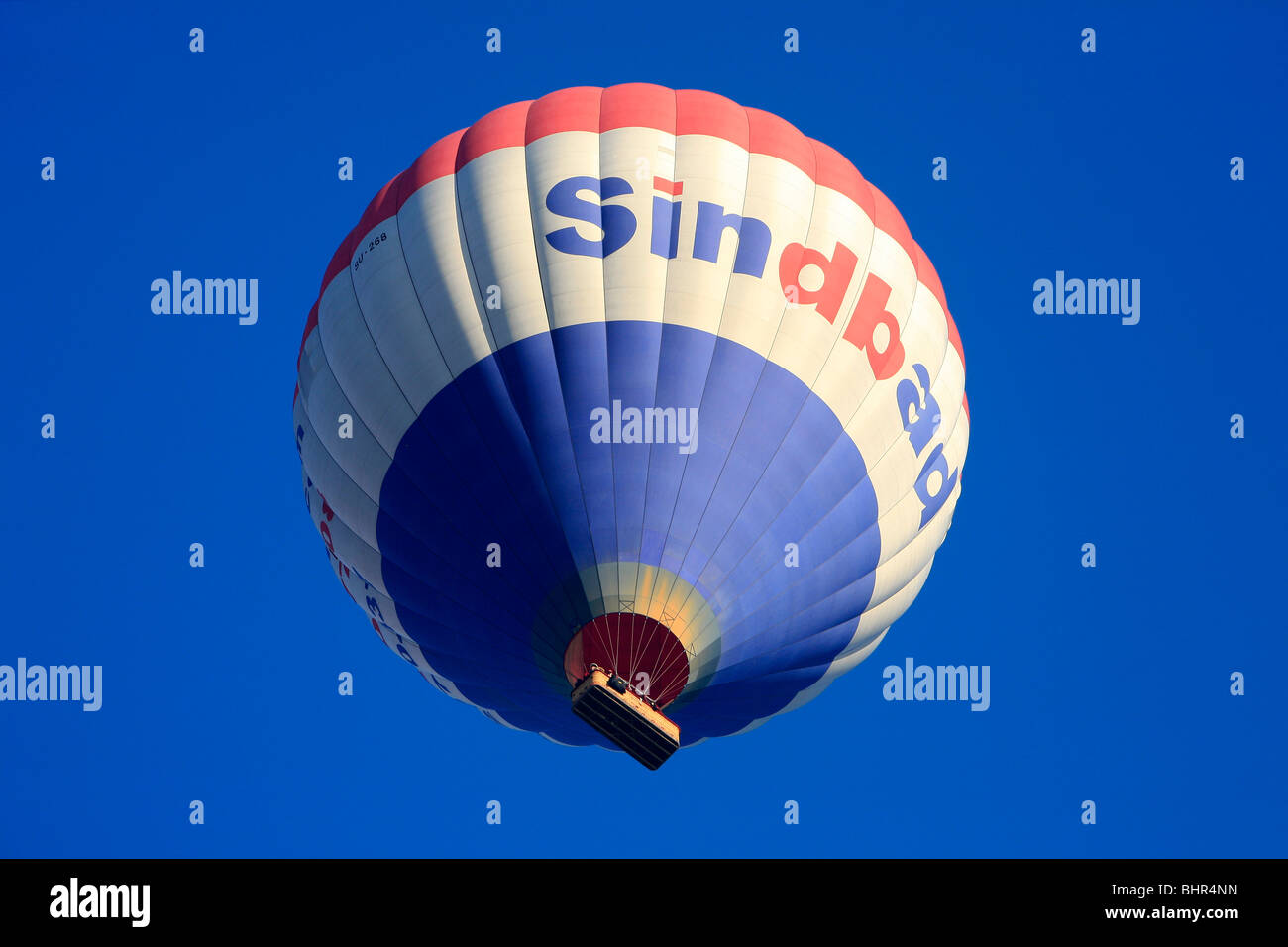 Ballon à air chaud de la société Sindabad voler au-dessus de la rive ouest du Nil, près de Louxor, Egypte Banque D'Images