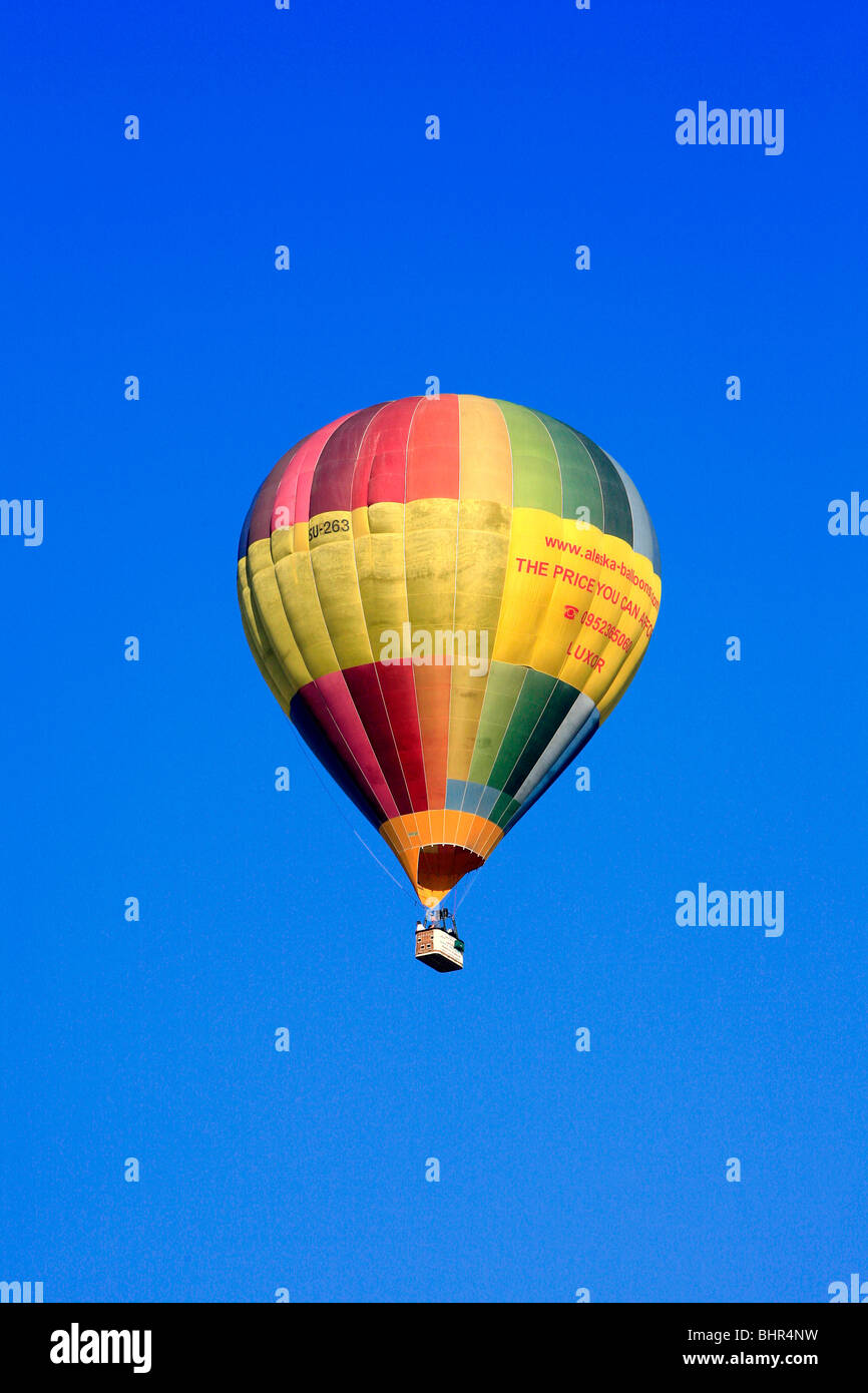 Ballon à air chaud de l'Alaska-ballons voler au-dessus de la rive ouest du Nil, près de Louxor, Egypte Banque D'Images